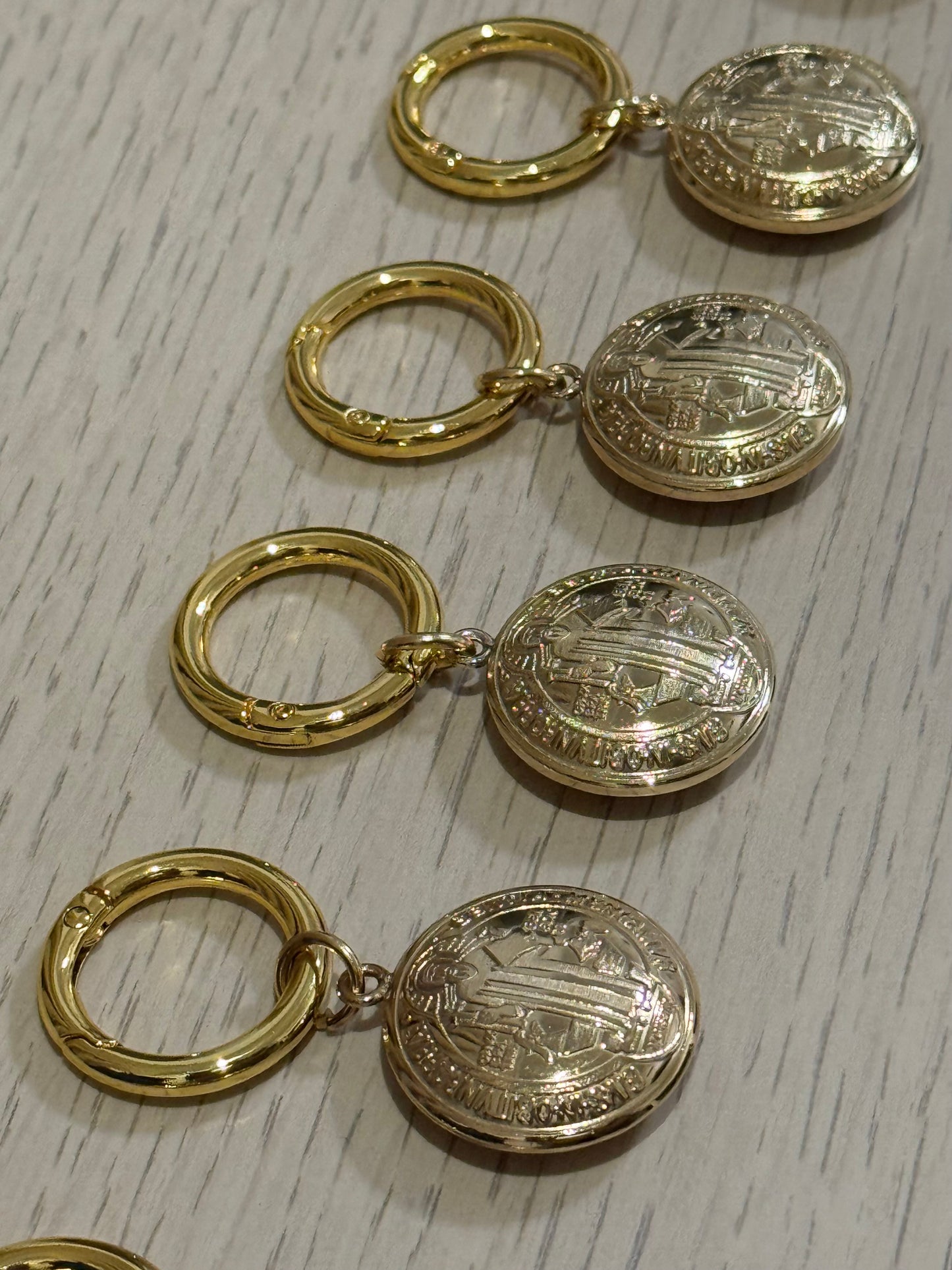 Llavero de San Benito / Paquete de 10 piezas