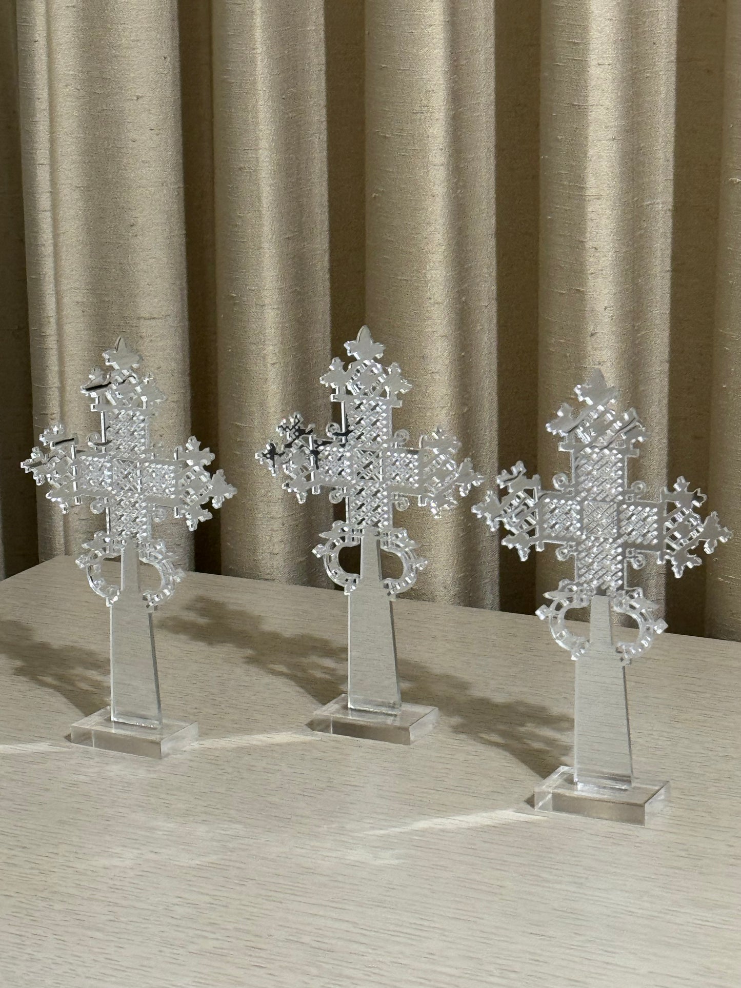 Cruz de Acrílico Plata Espejo 18.5 cm / Paquete de 10 piezas