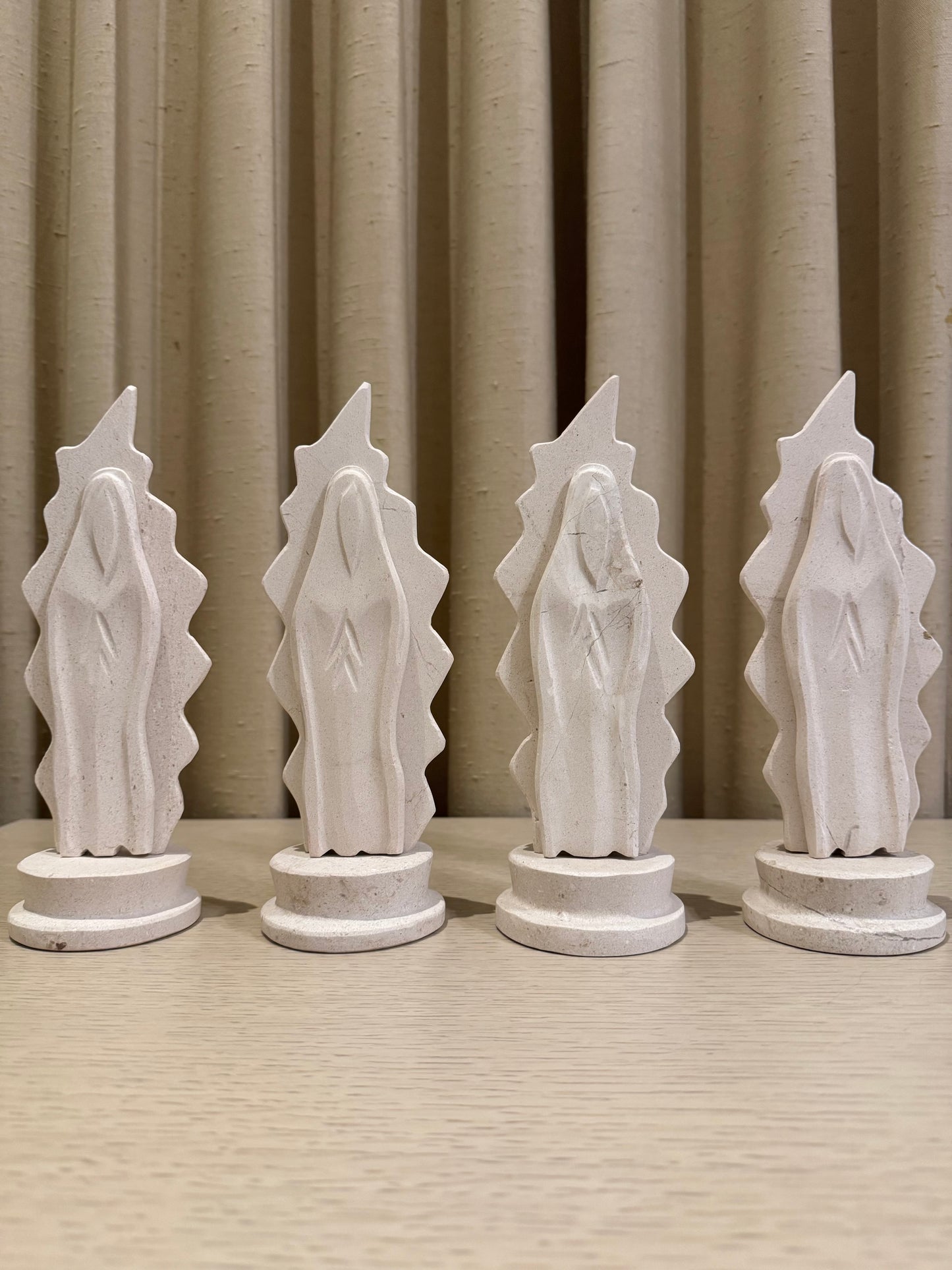 Virgencita de Guadalupe de Mármol 24 cm / Paquete de 10 piezas