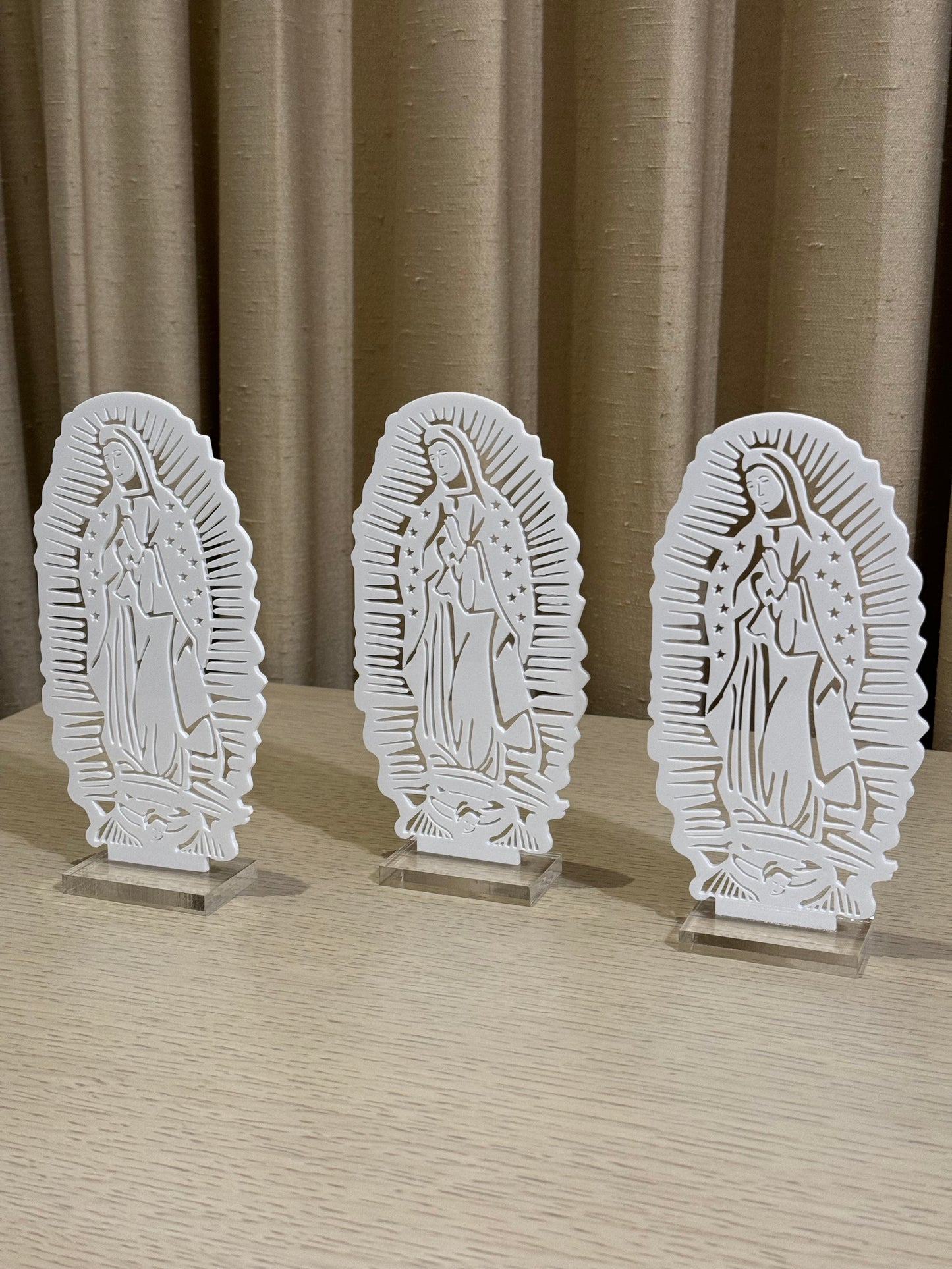 Virgencita de Guadalupe de Acrílico Blanco 18.5 cm / Paquete de 10 piezas