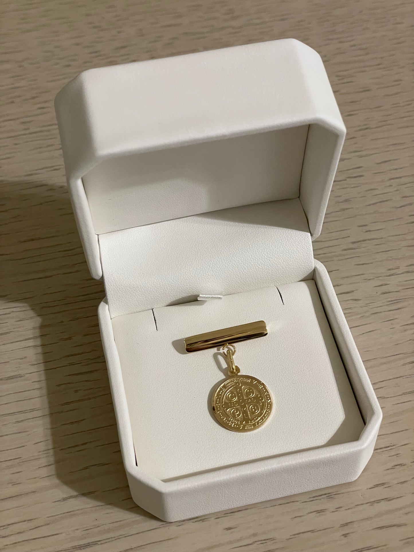Medalla de San Benito Oro 14K 1.7 cm y Barra de Oro 14K