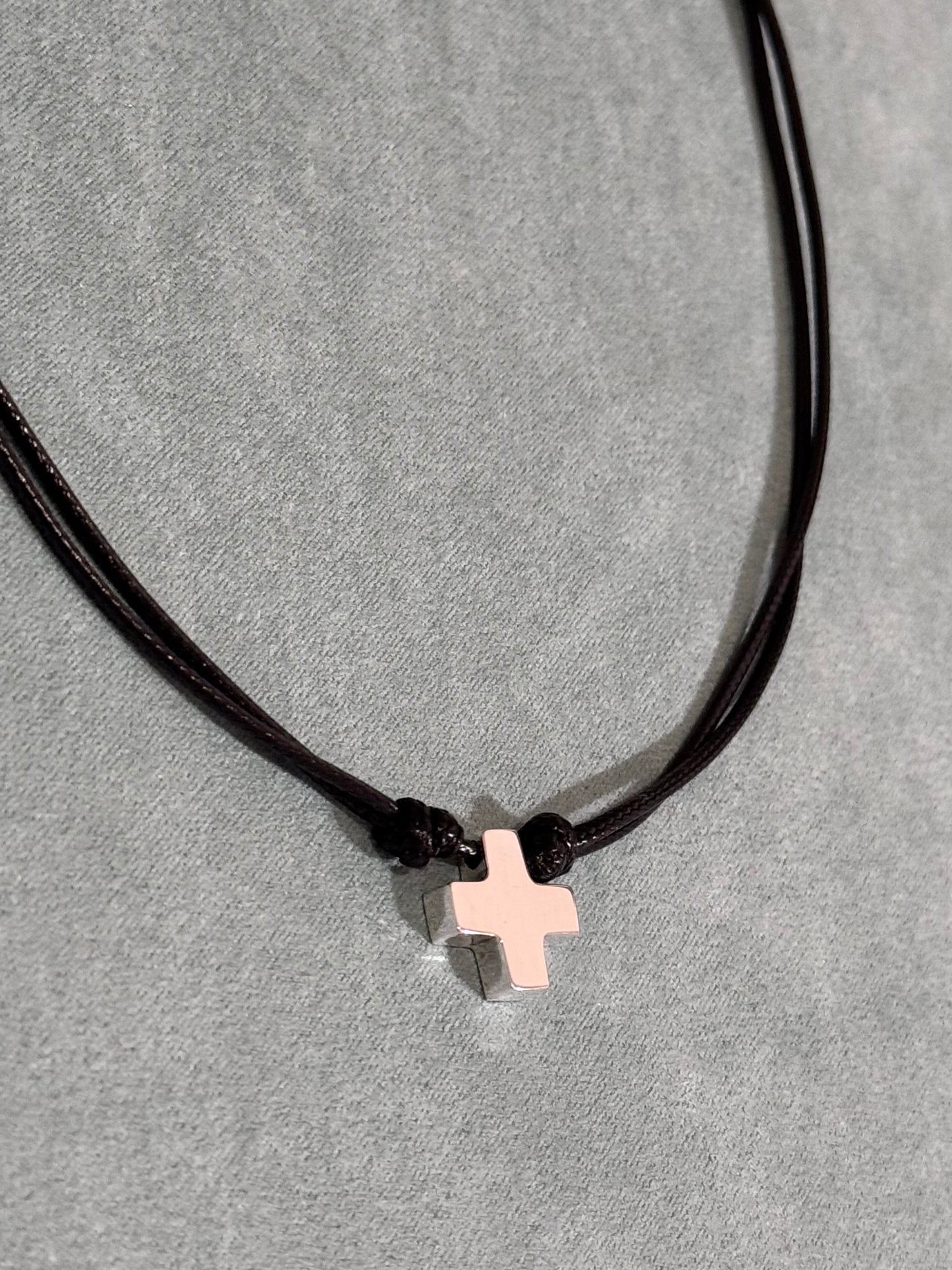 Collar Cruz Suiza de Plata