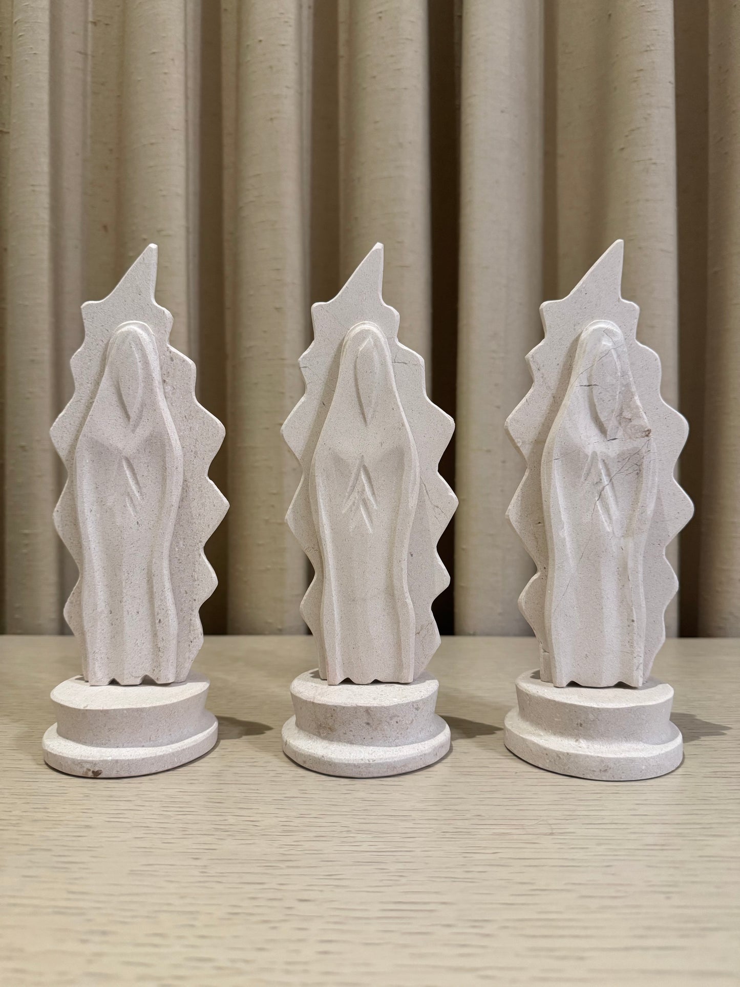Virgencita de Guadalupe de Mármol 24 cm / Paquete de 10 piezas
