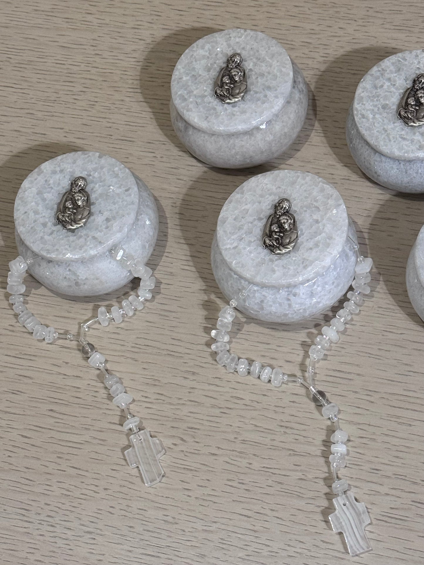 Alhajero de Mármol Redondo con Sagrada Familia y Rosario de Ónix / Paquete de 10 piezas