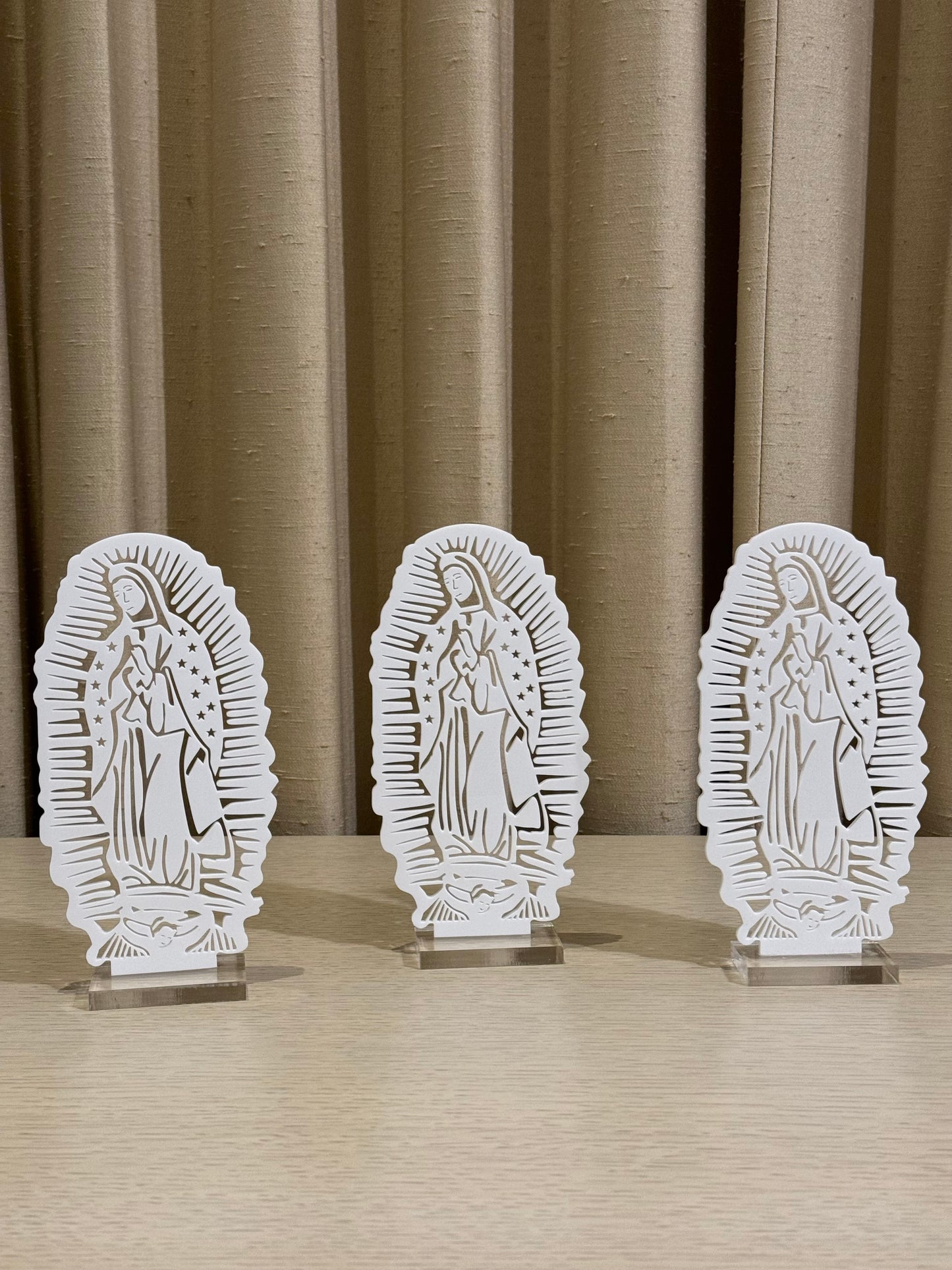 Virgencita de Guadalupe de Acrílico Blanco 18.5 cm / Paquete de 10 piezas