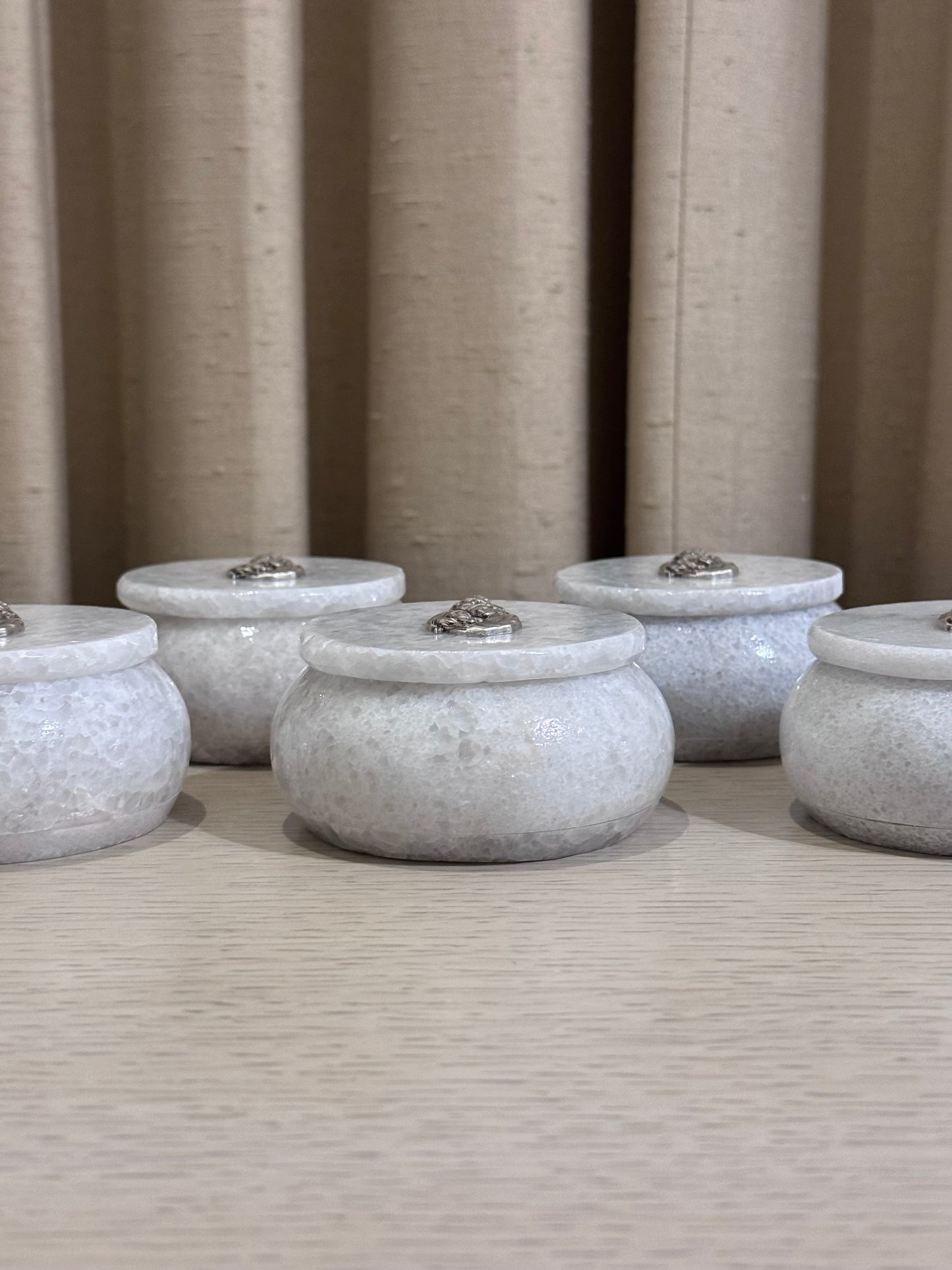 Alhajero de Mármol Redondo con Sagrada Familia 7.5 cm / Paquete de 10 piezas