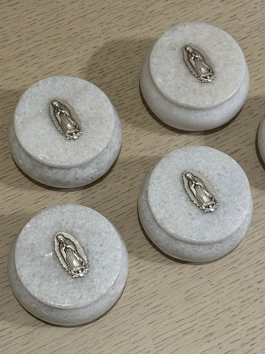 Alhajero de Mármol Redondo con Virgen de Guadalupe 7.5 cm / Paquete de 10 piezas