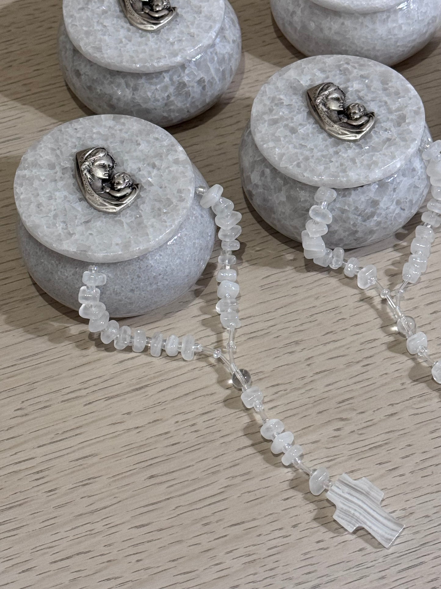 Alhajero de Mármol Redondo con Virgen Madonna y Rosario de Ónix / Paquete de 10 piezas