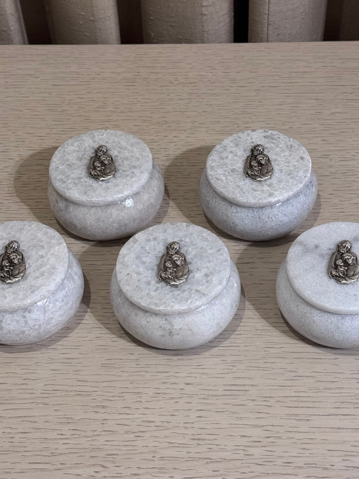 Alhajero de Mármol Redondo con Sagrada Familia 7.5 cm / Paquete de 10 piezas