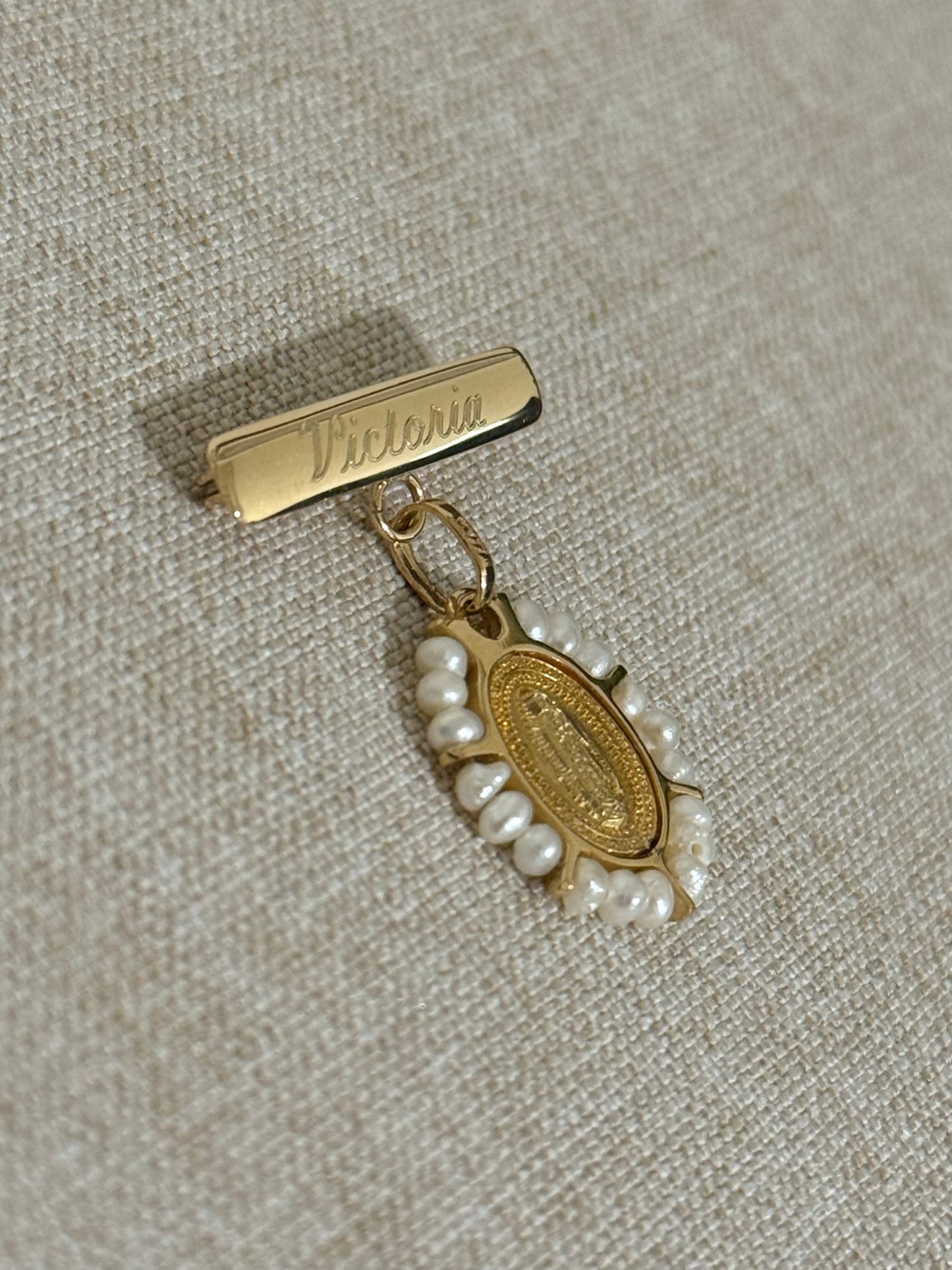 Medalla de Virgen de Guadalupe Oro 14K con Perlas y Barra de Oro 14K