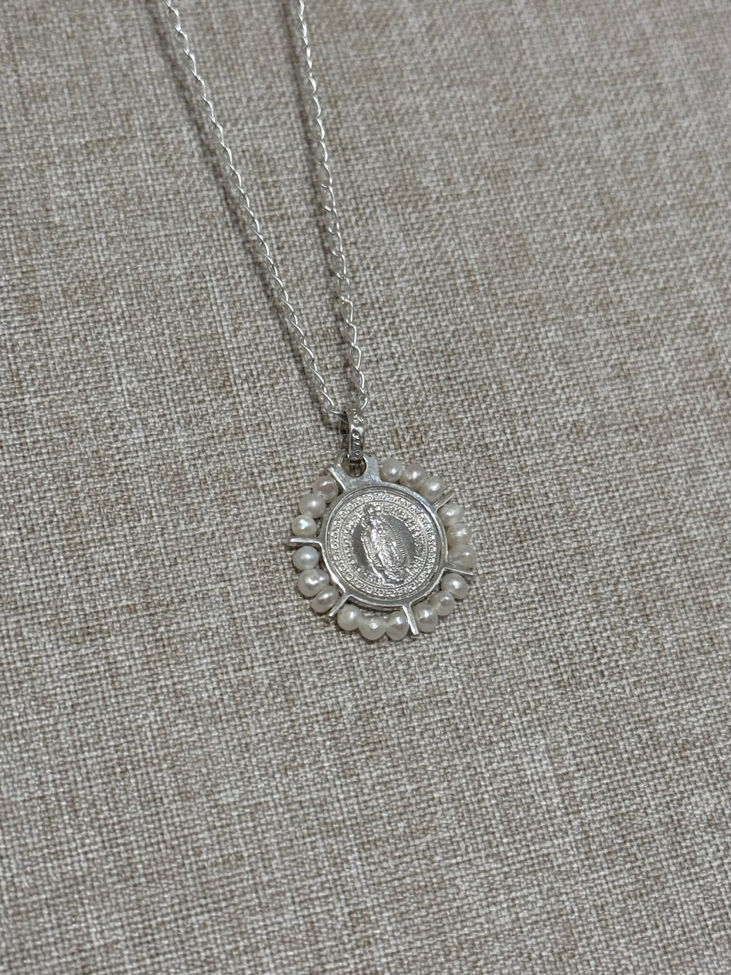 Medalla de Virgen de Guadalupe Plata con Perlas y Cadena de Plata