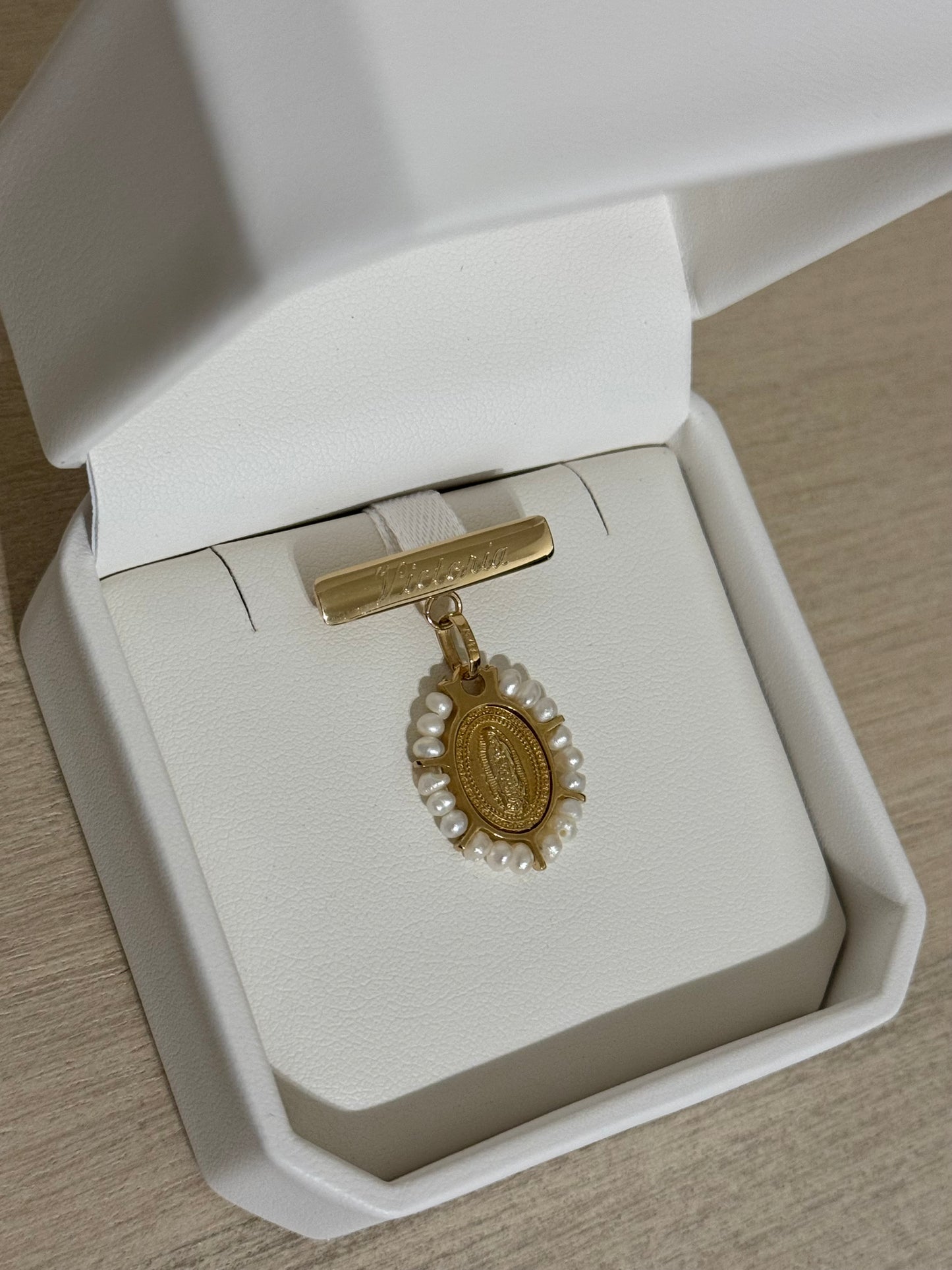 Medalla de Virgen de Guadalupe Oro 14K con Perlas y Barra de Oro 14K