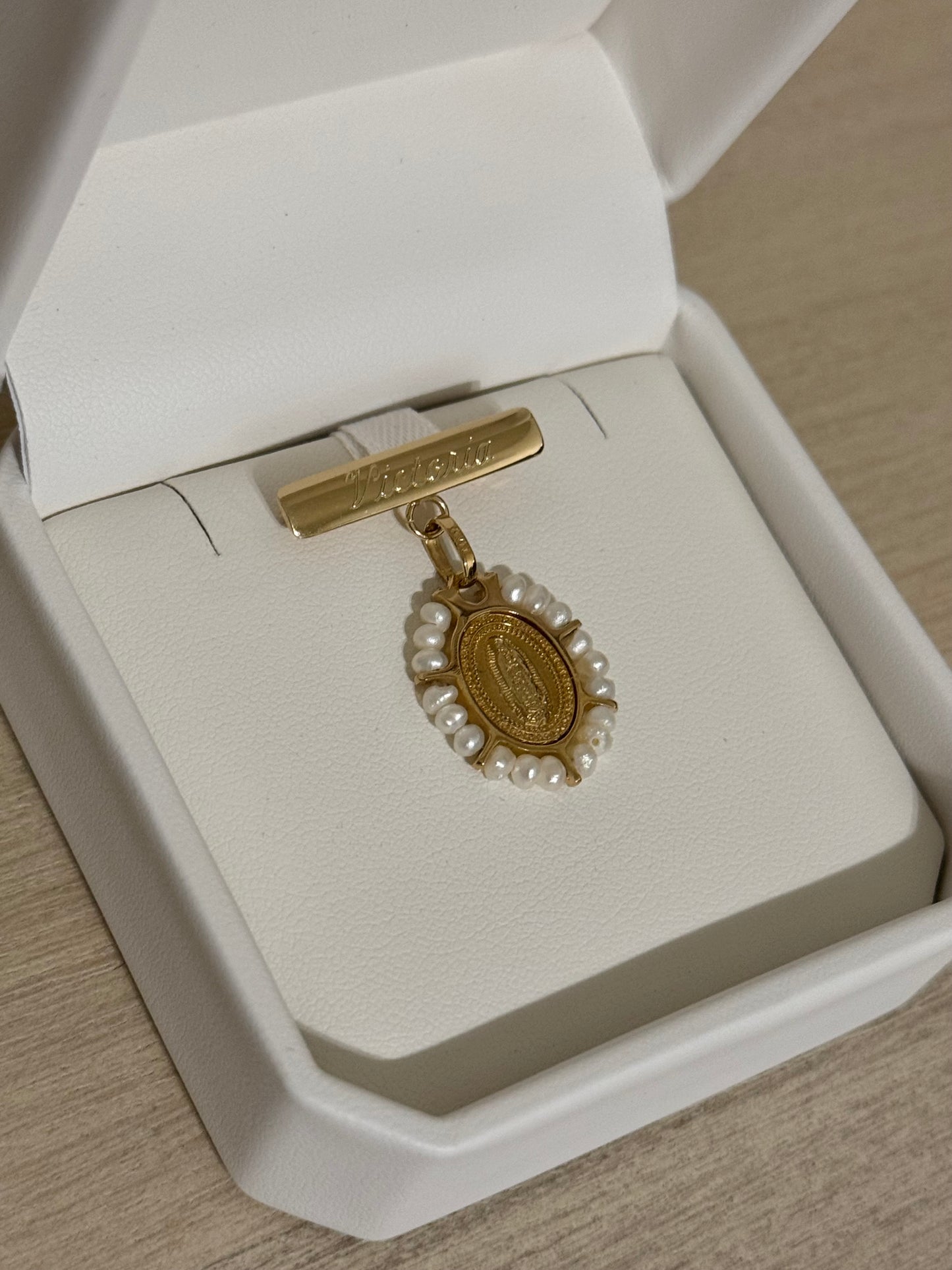 Medalla de Virgen de Guadalupe Oro 14K con Perlas y Barra de Oro 14K