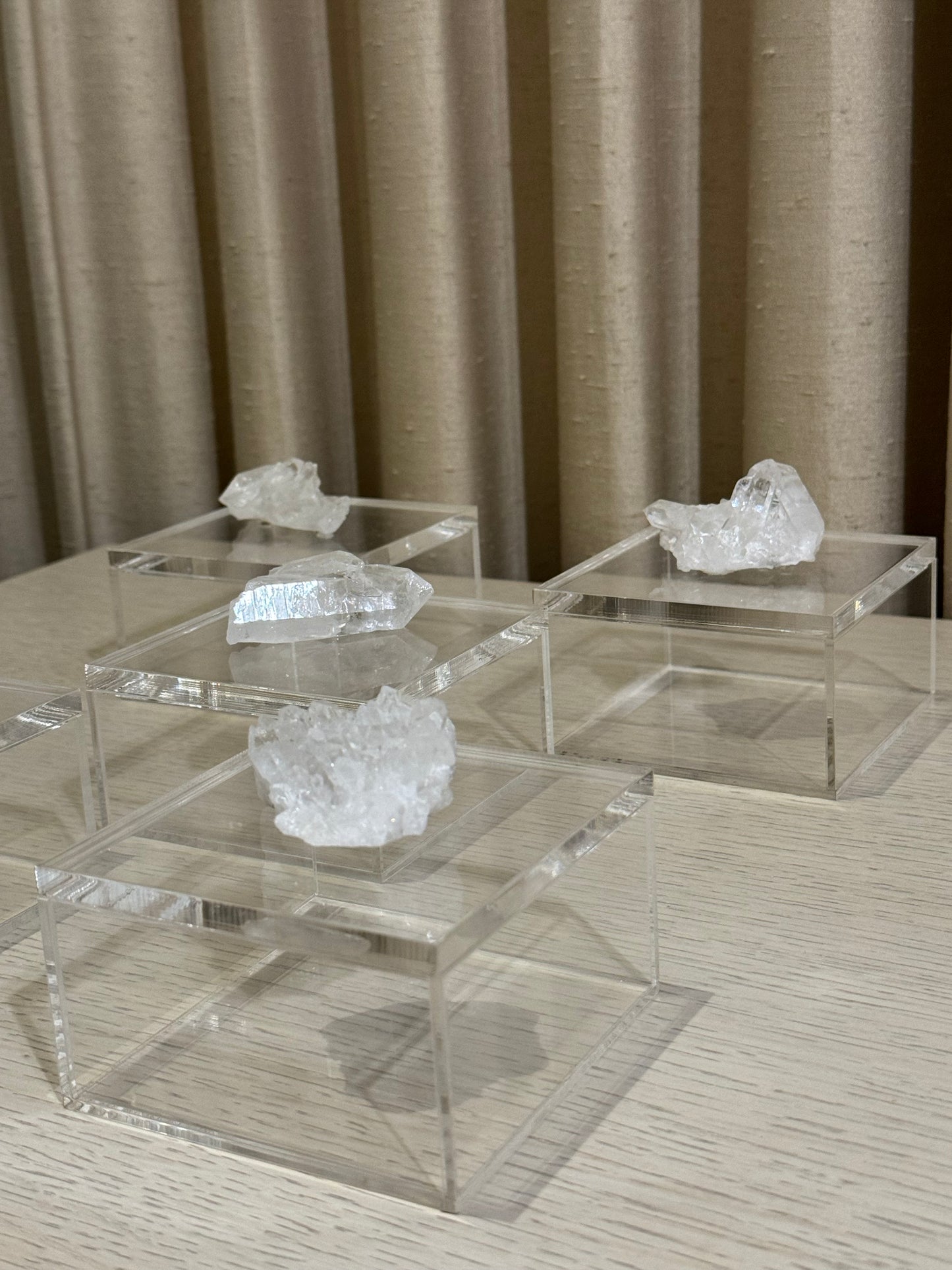 Alhajero de Acrílico Cristal con Cluster de Cuarzo Blanco 10 x 10 cm / Paquete de 10 piezas