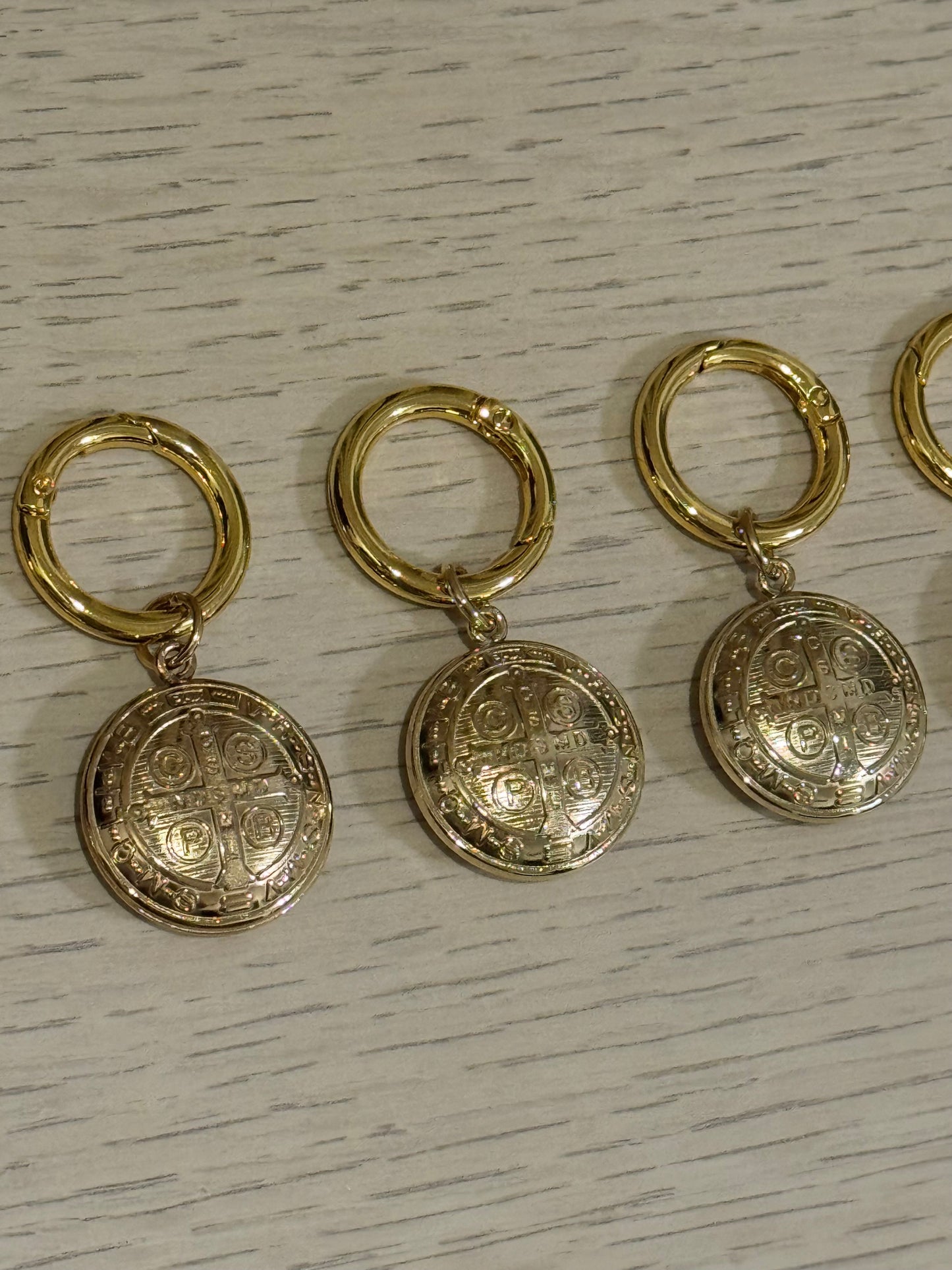 Llavero de San Benito / Paquete de 10 piezas