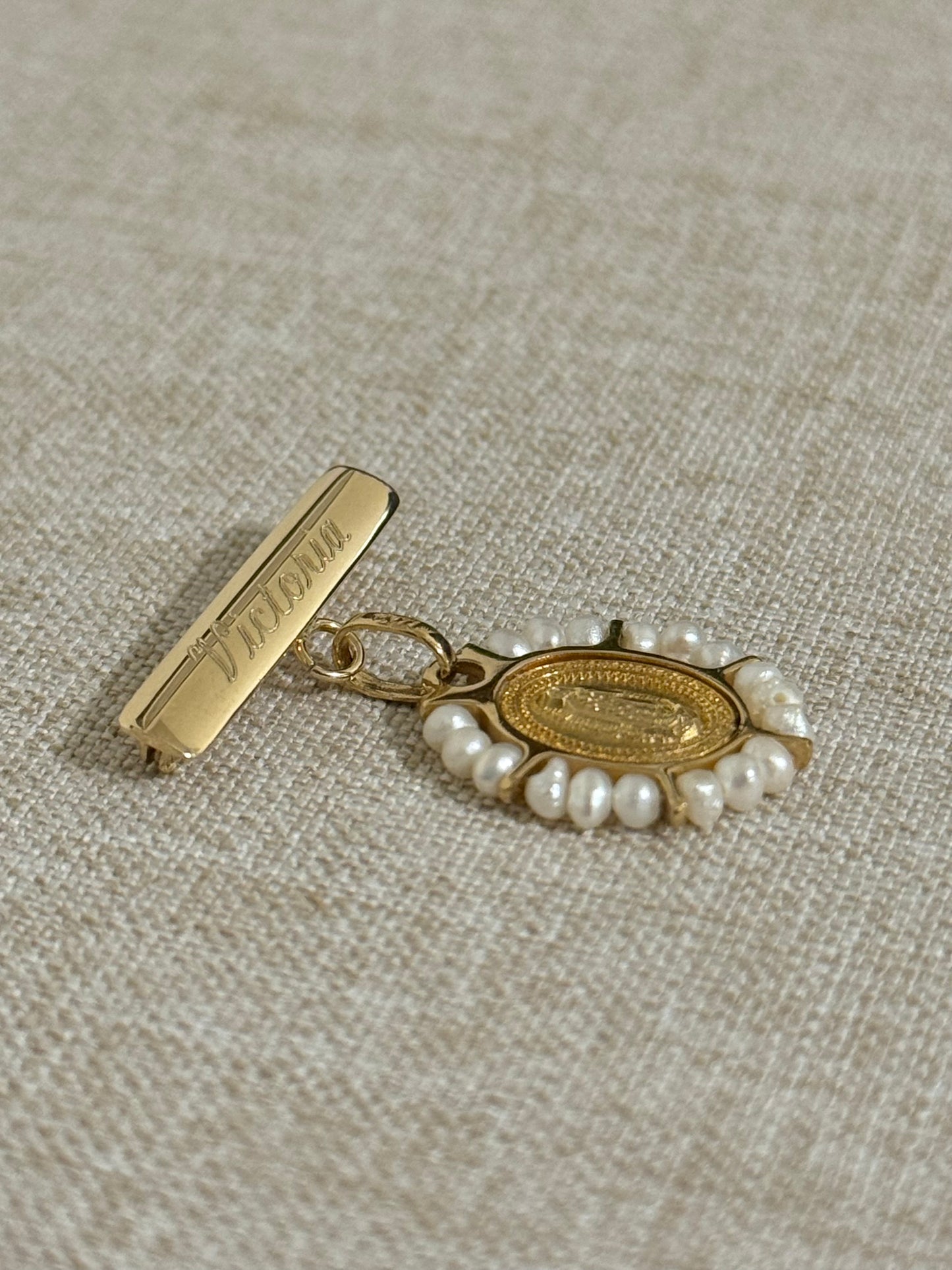 Medalla de Virgen de Guadalupe Oro 14K con Perlas y Barra de Oro 14K
