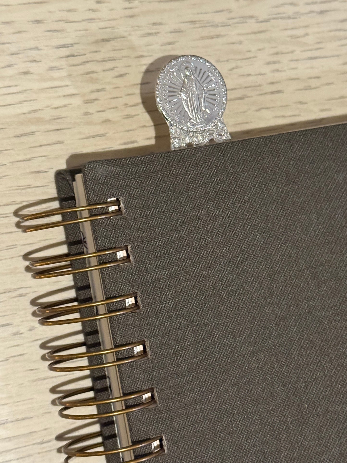 Separador de Libros Redondo Virgen Milagrosa / Paquete de 10 piezas