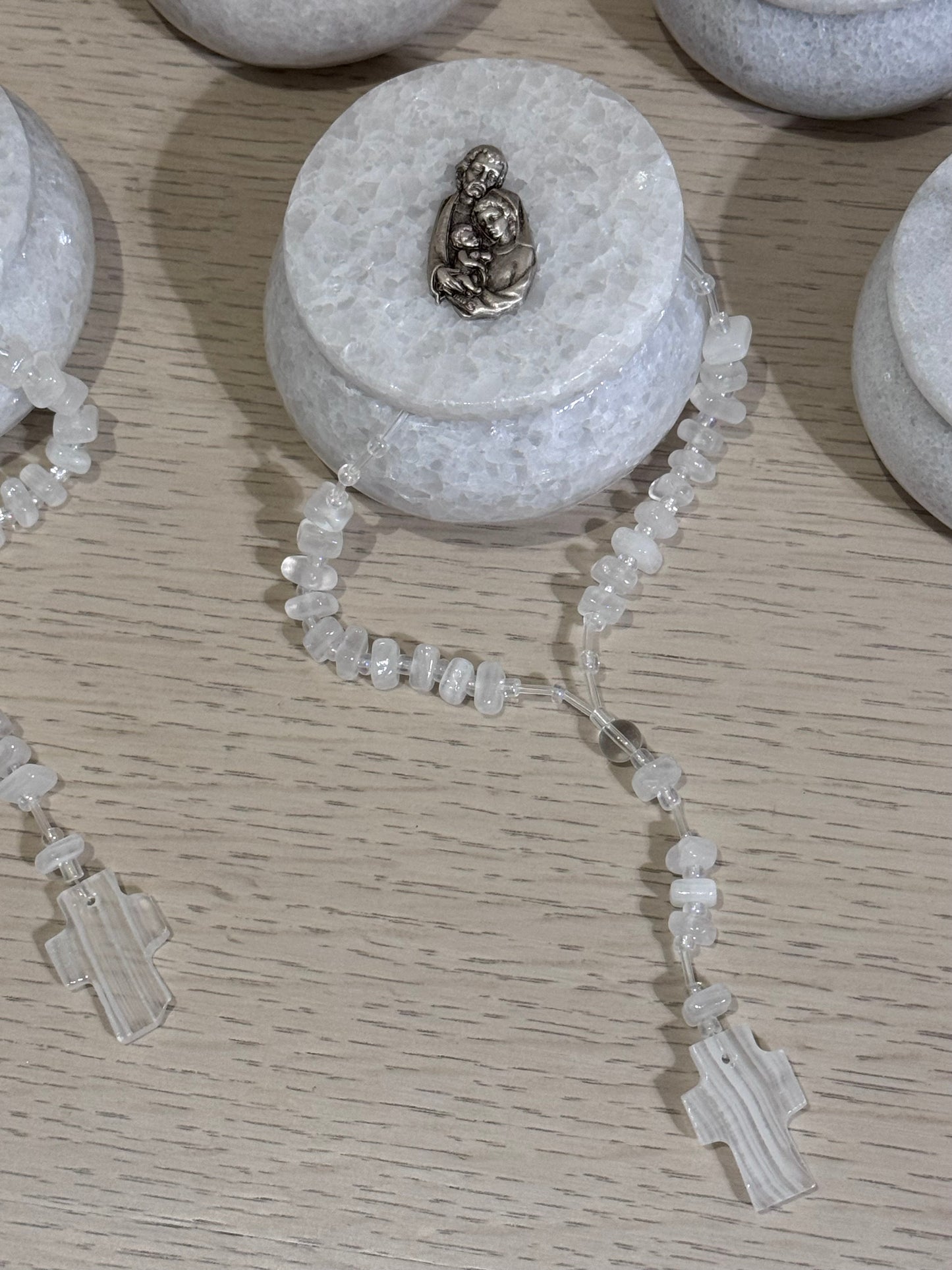 Alhajero de Mármol Redondo con Sagrada Familia y Rosario de Ónix / Paquete de 10 piezas