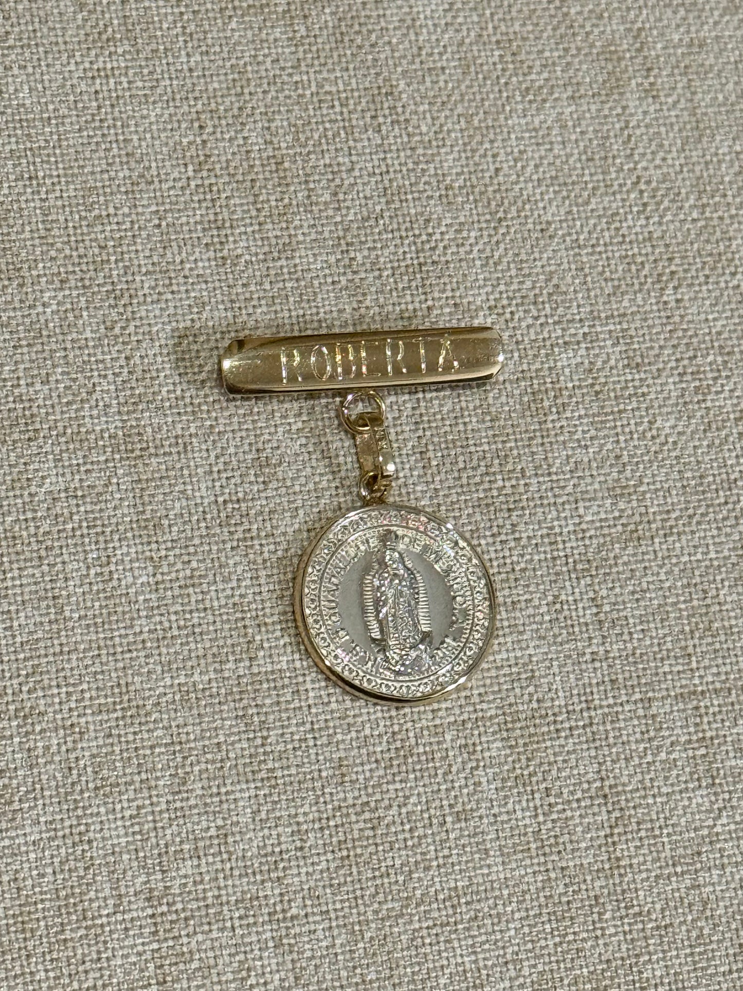 Medalla de Virgen de Guadalupe Plata con Bisel Oro 14K y Barra de Oro 14K