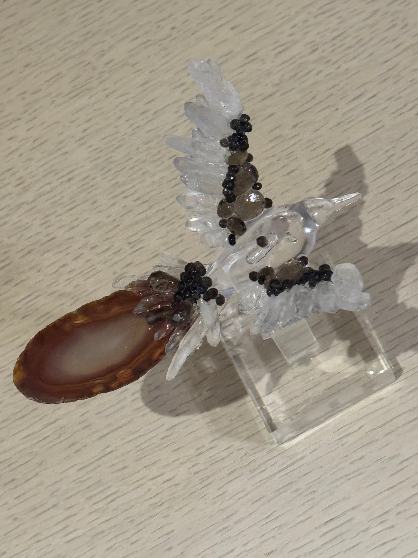 Colibrí con Cuarzos y Base de Acrílico
