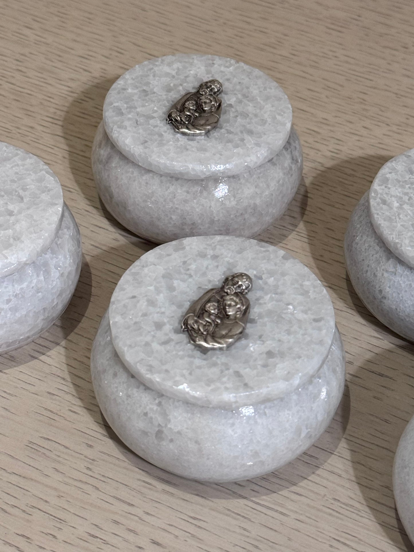 Alhajero de Mármol Redondo con Sagrada Familia 7.5 cm / Paquete de 10 piezas