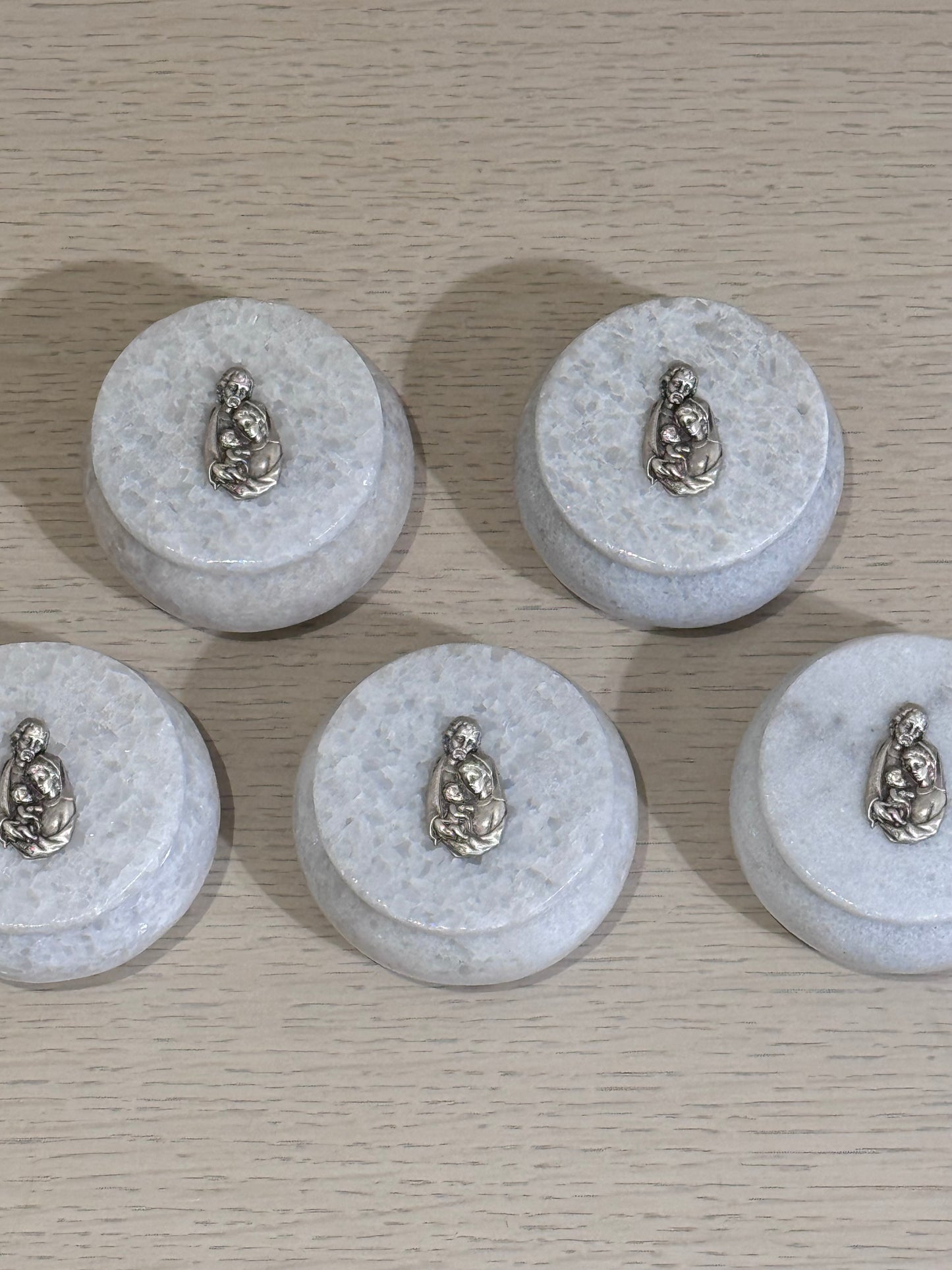 Alhajero de Mármol Redondo con Sagrada Familia 7.5 cm / Paquete de 10 piezas