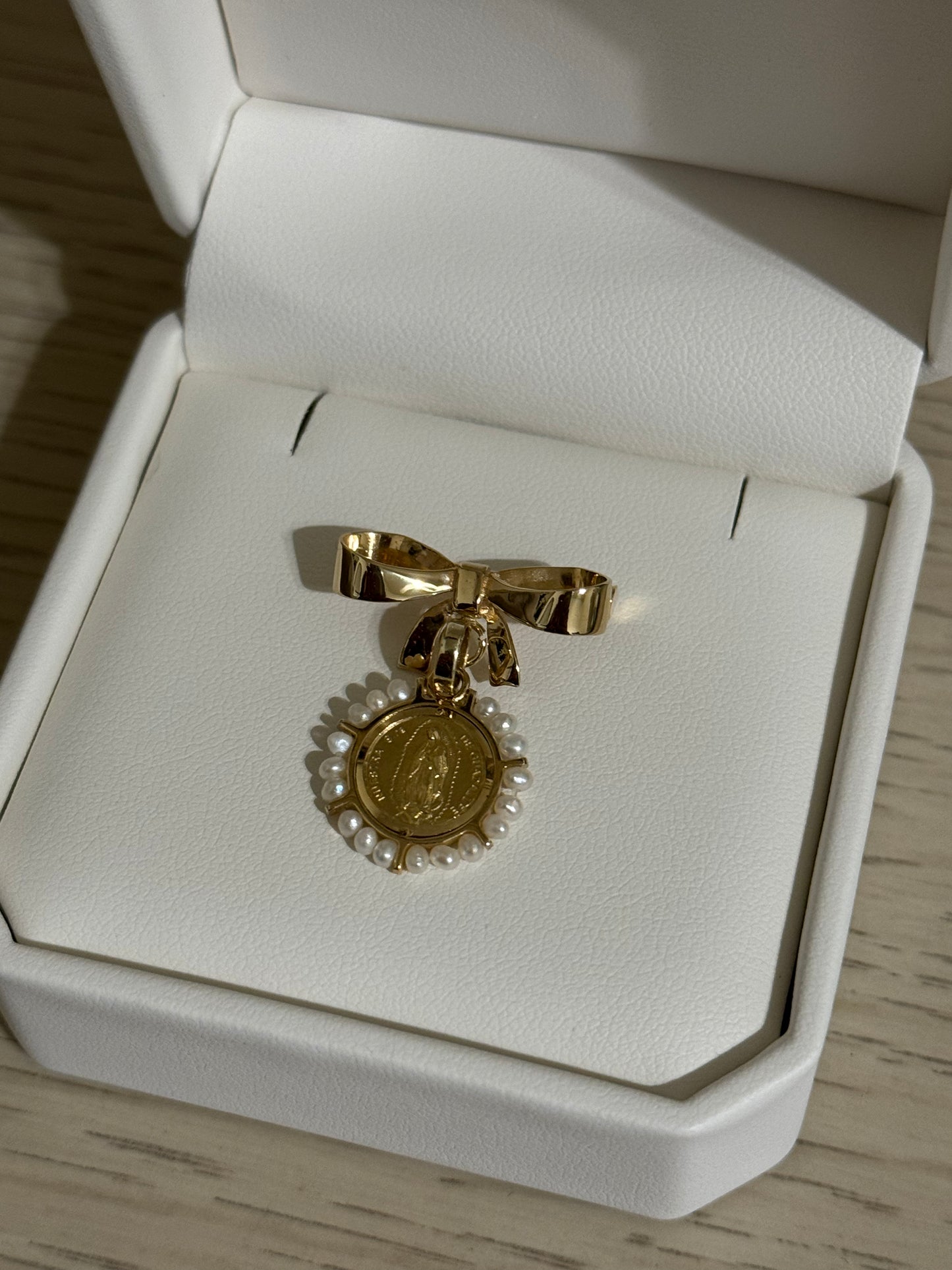 Medalla de Virgen de Guadalupe Oro 14K con Perlas y Moño de Oro 14K