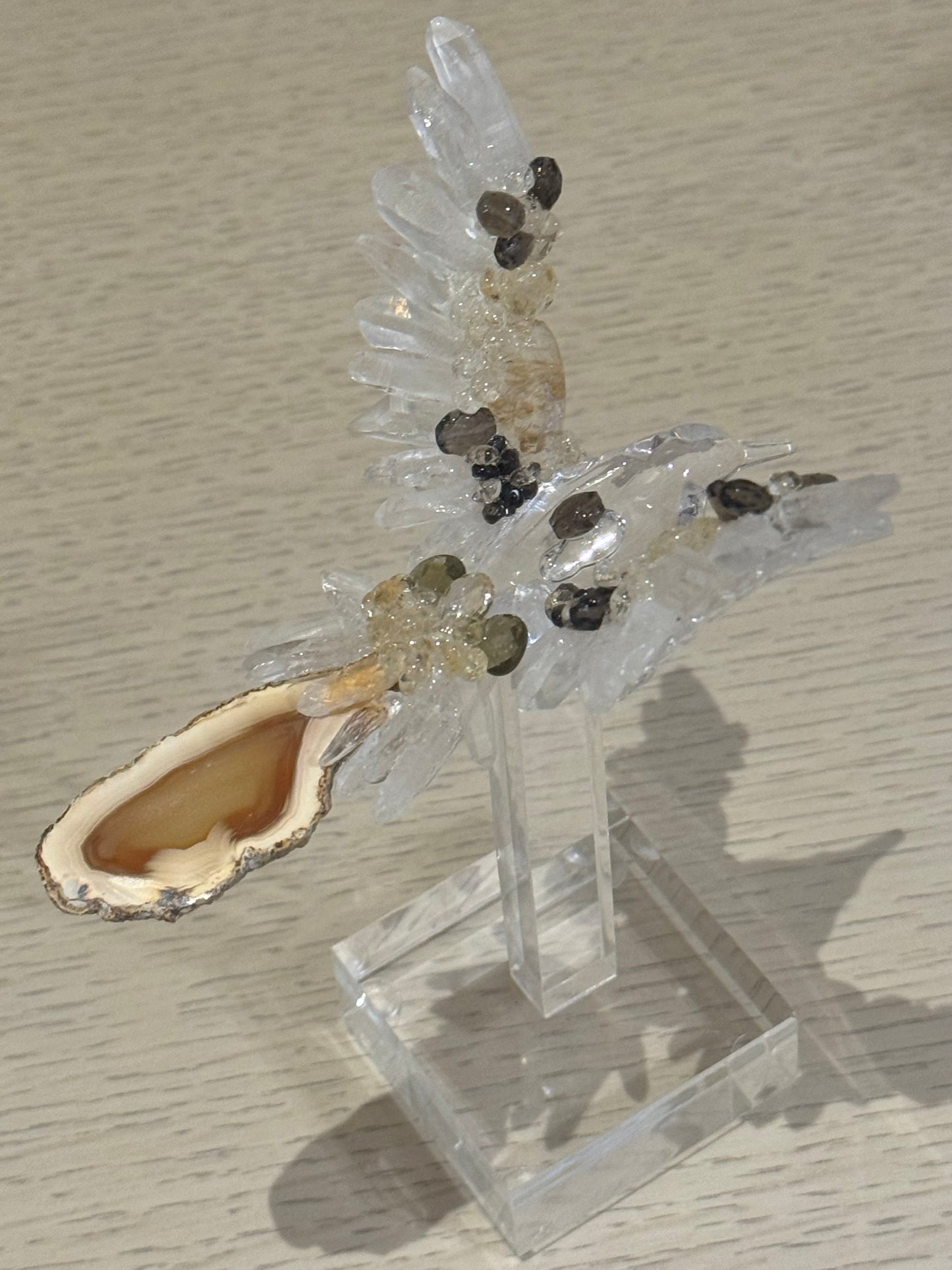 Colibrí con Cuarzos y Base de Acrílico