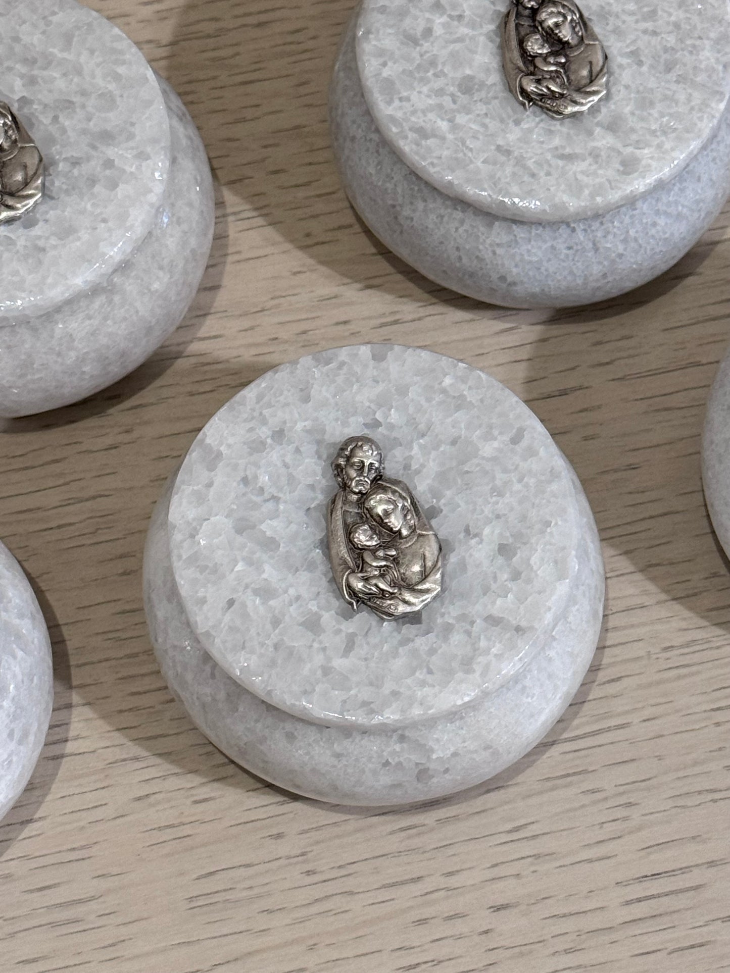 Alhajero de Mármol Redondo con Sagrada Familia 7.5 cm / Paquete de 10 piezas