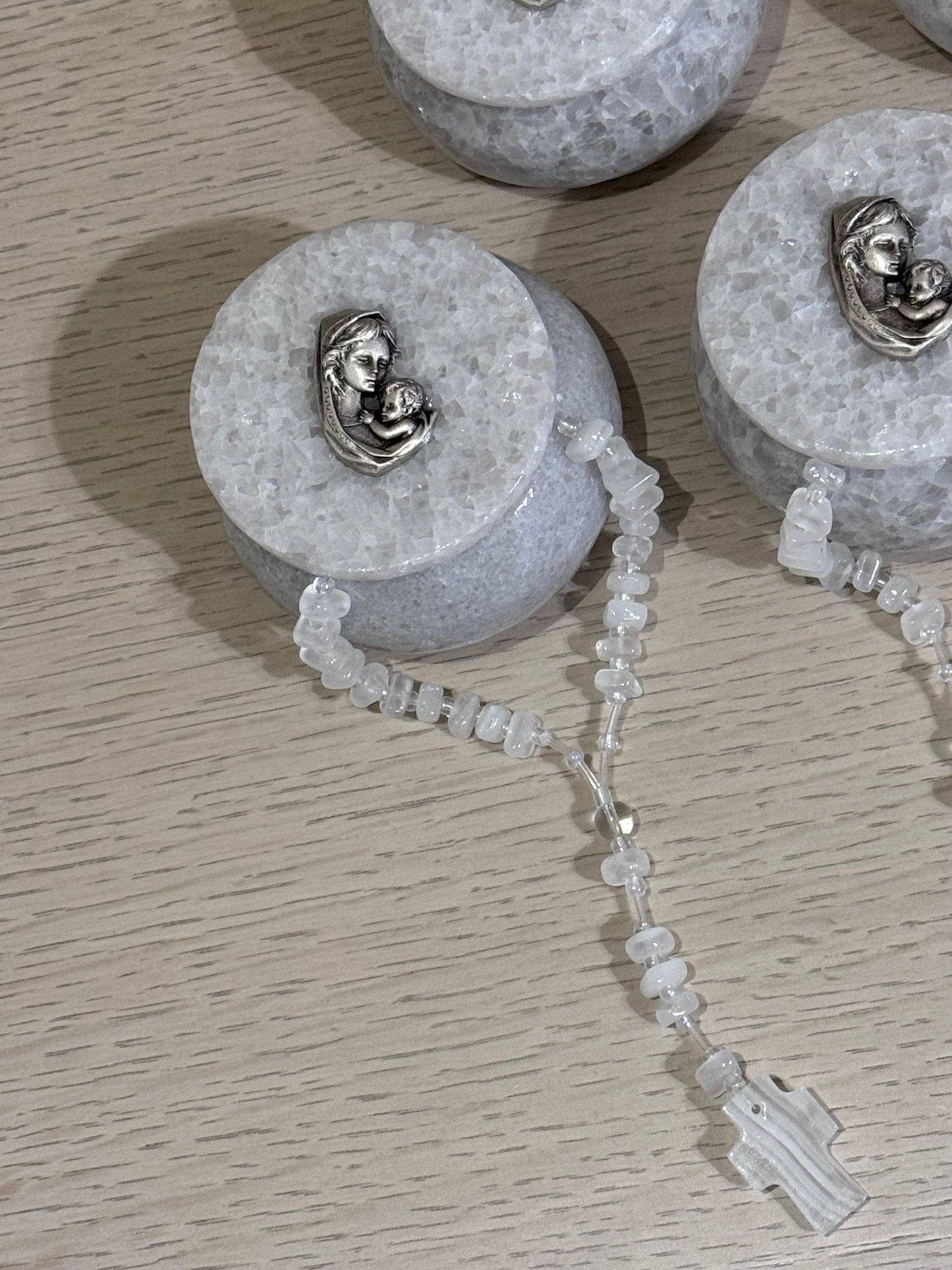 Alhajero de Mármol Redondo con Virgen Madonna y Rosario de Ónix / Paquete de 10 piezas