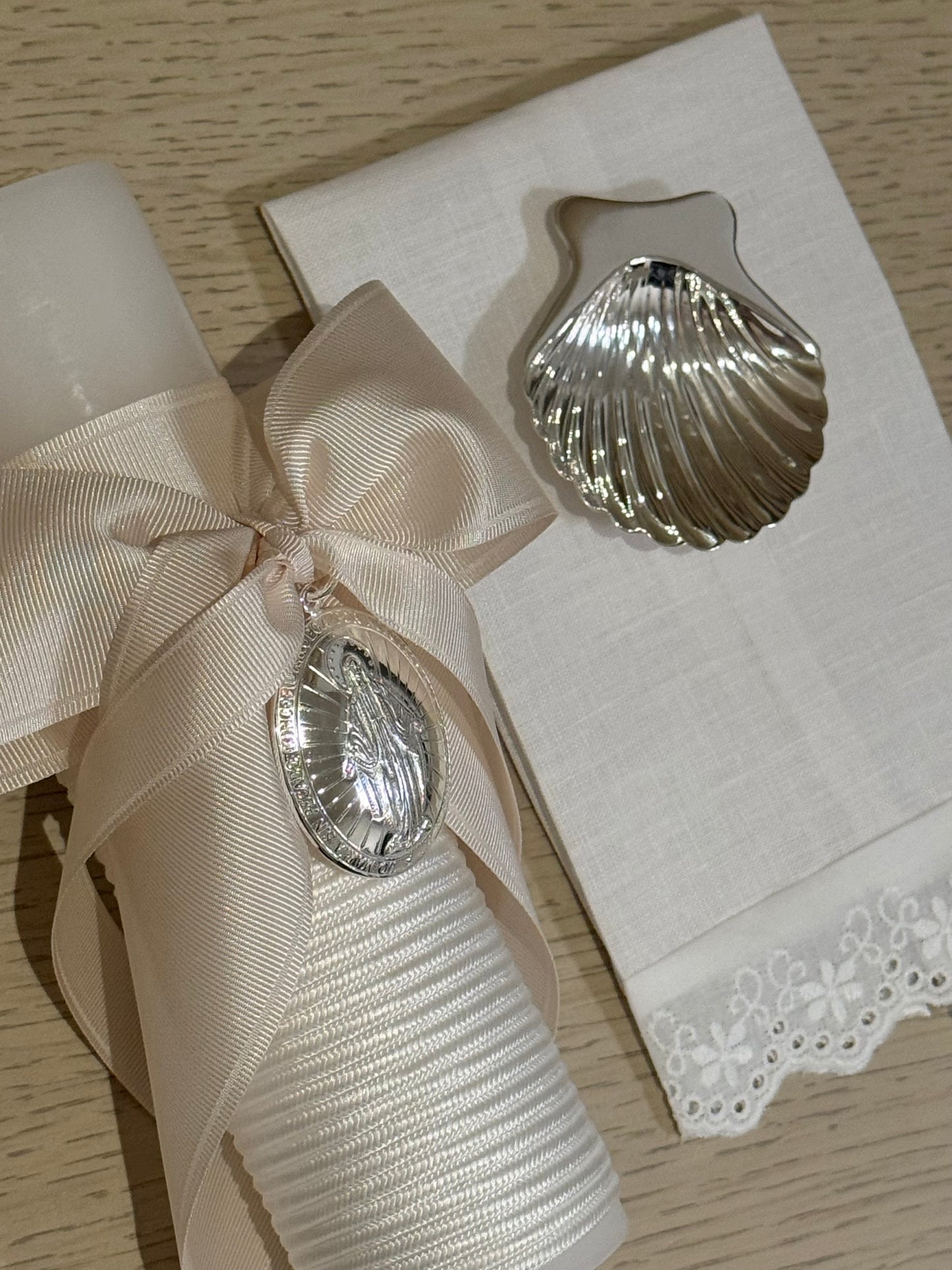 Set de Bautizo con Medalla de la Virgen Milagrosa