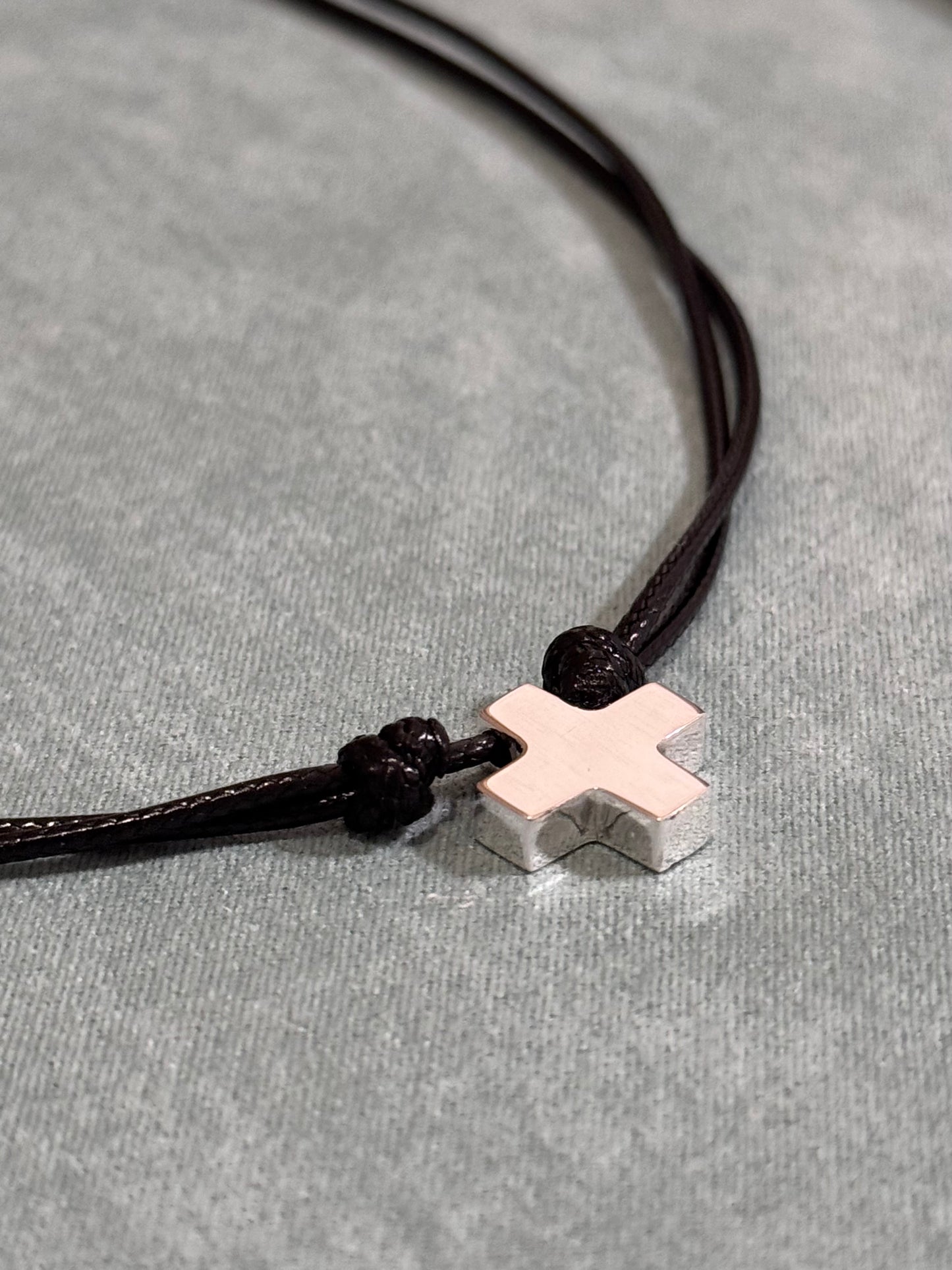 Collar Cruz Suiza de Plata