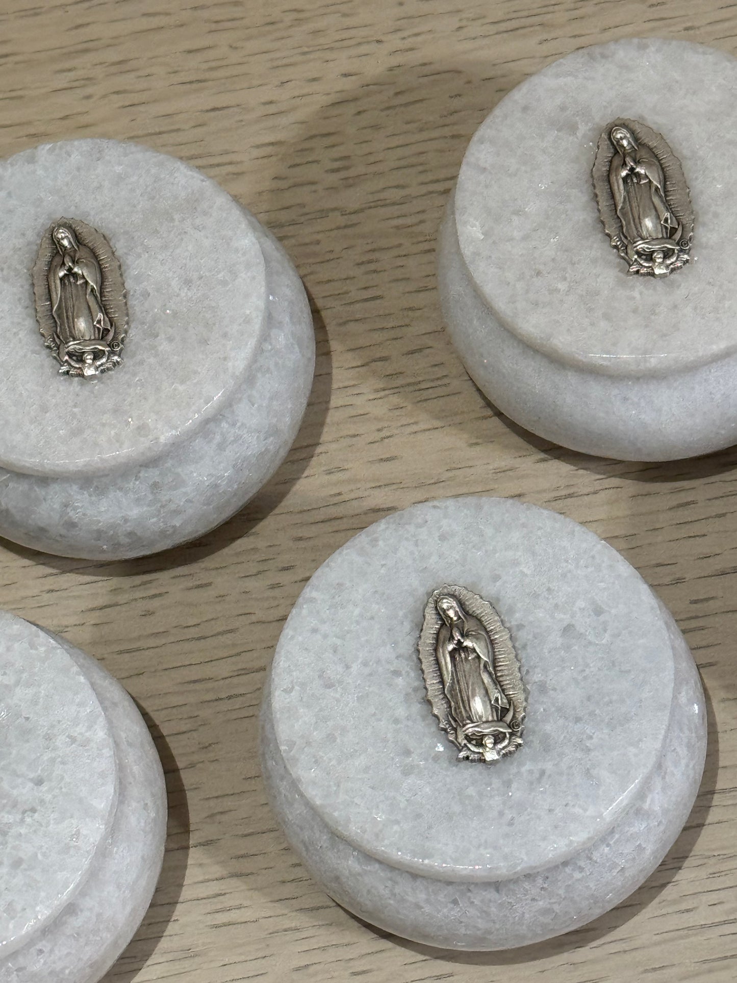 Alhajero de Mármol Redondo con Virgen de Guadalupe 7.5 cm / Paquete de 10 piezas