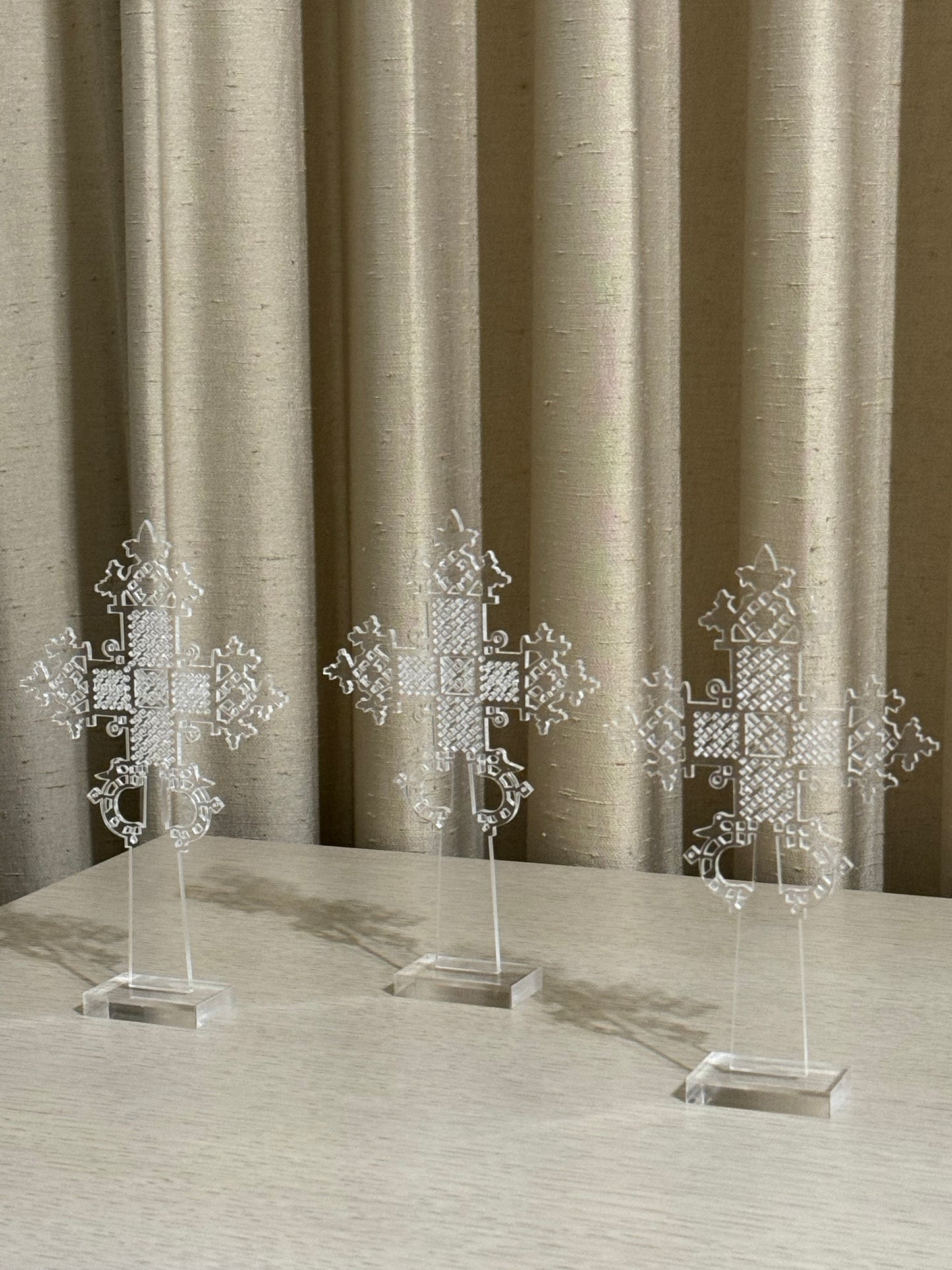 Cruz de Acrílico Cristal 18.5 cm / Paquete de 10 piezas