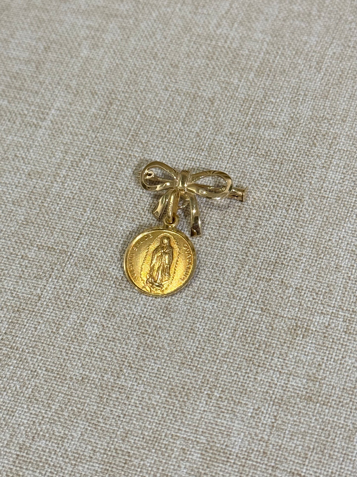 Medalla de Virgen de Guadalupe Oro 14K y Moño de Oro 14K