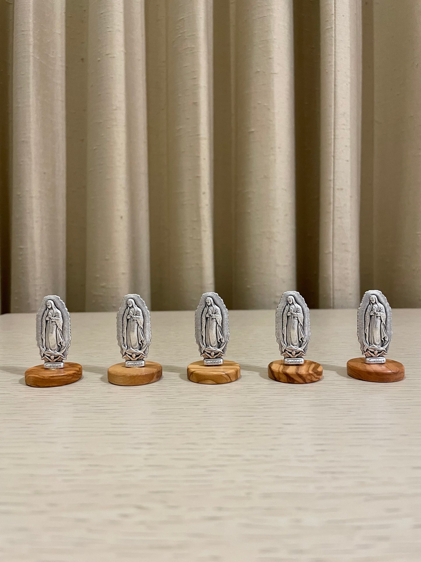 Mini Estatua de Virgen de Guadalupe 5 cm / Paquete de 10 piezas