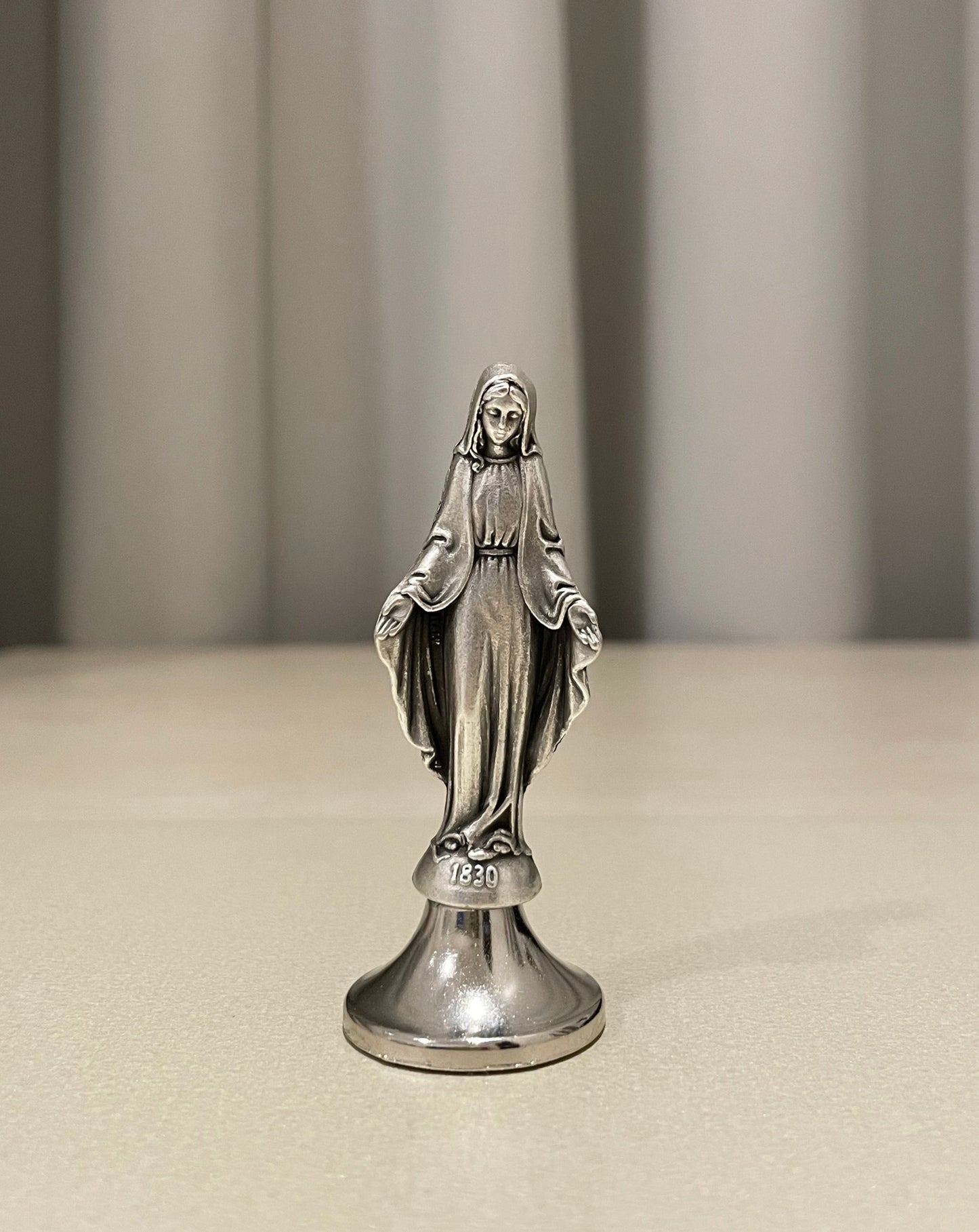 Mini Estatua de la Virgen Milagrosa 7 cm / Paquete de 10 piezas