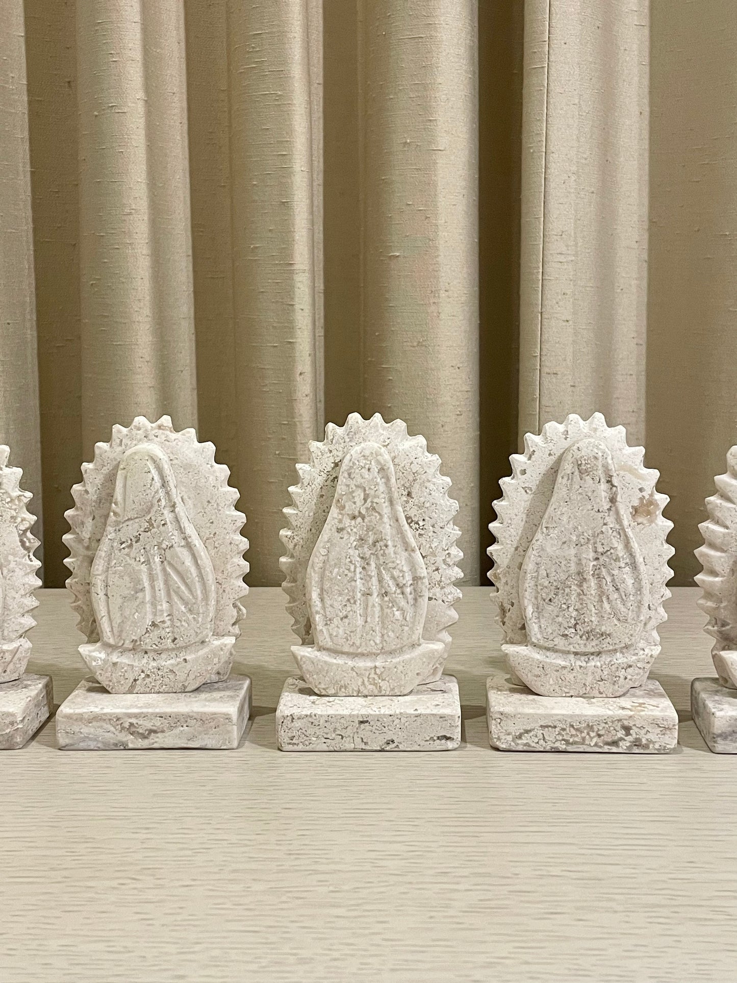 Virgencita de Guadalupe de Mármol 15 cm / Paquete de 10 piezas